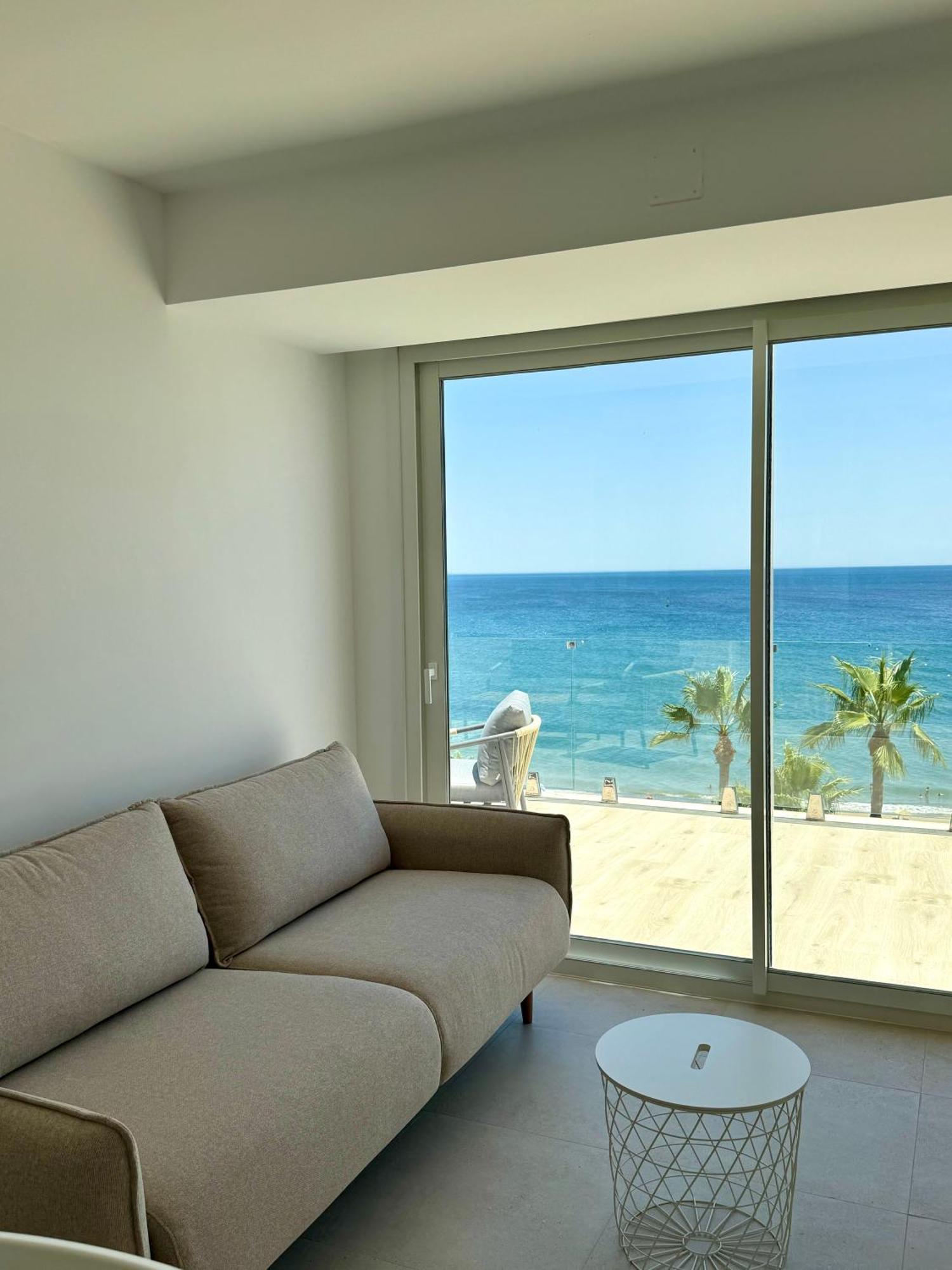 Sunnypalms - Beachfront Penthouse With Stunning Sea View Estepona Eksteriør bilde