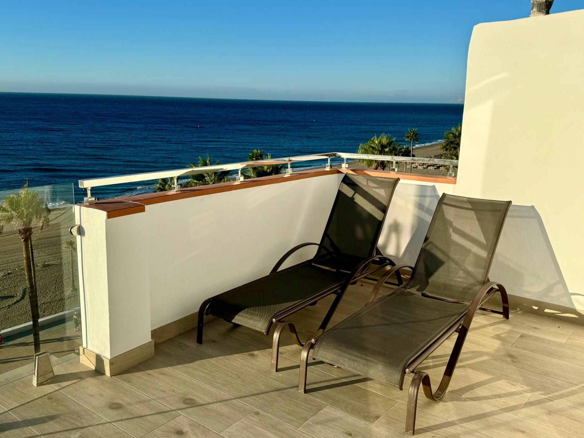 Sunnypalms - Beachfront Penthouse With Stunning Sea View Estepona Eksteriør bilde
